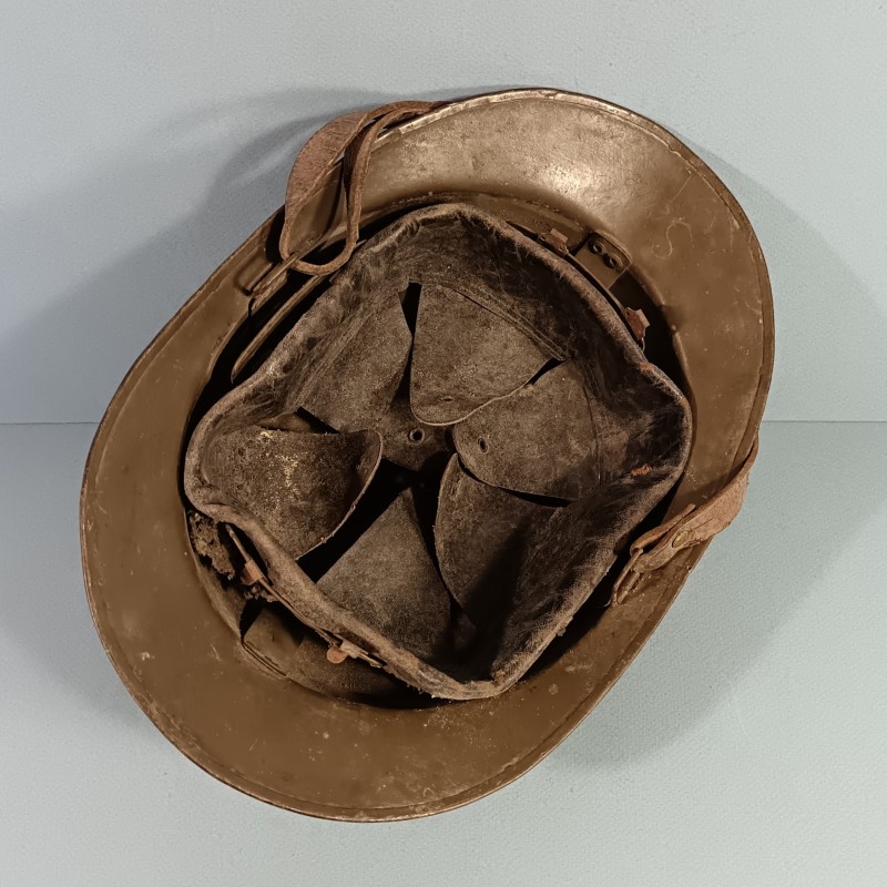 CASQUE TROUPE MODELE 1926 AVEC INSIGNE INFANTERIE MODELE 1915 KAKI  POUR LE GENIE AVEC NOM ET DANS SON JUS